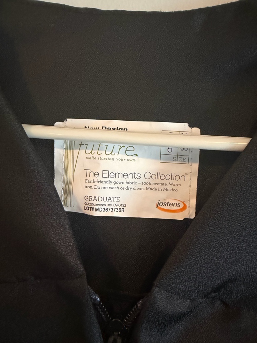 Josten Element’s Collection Graduation Robe 5’9-6’0 - Picture 2 of 3